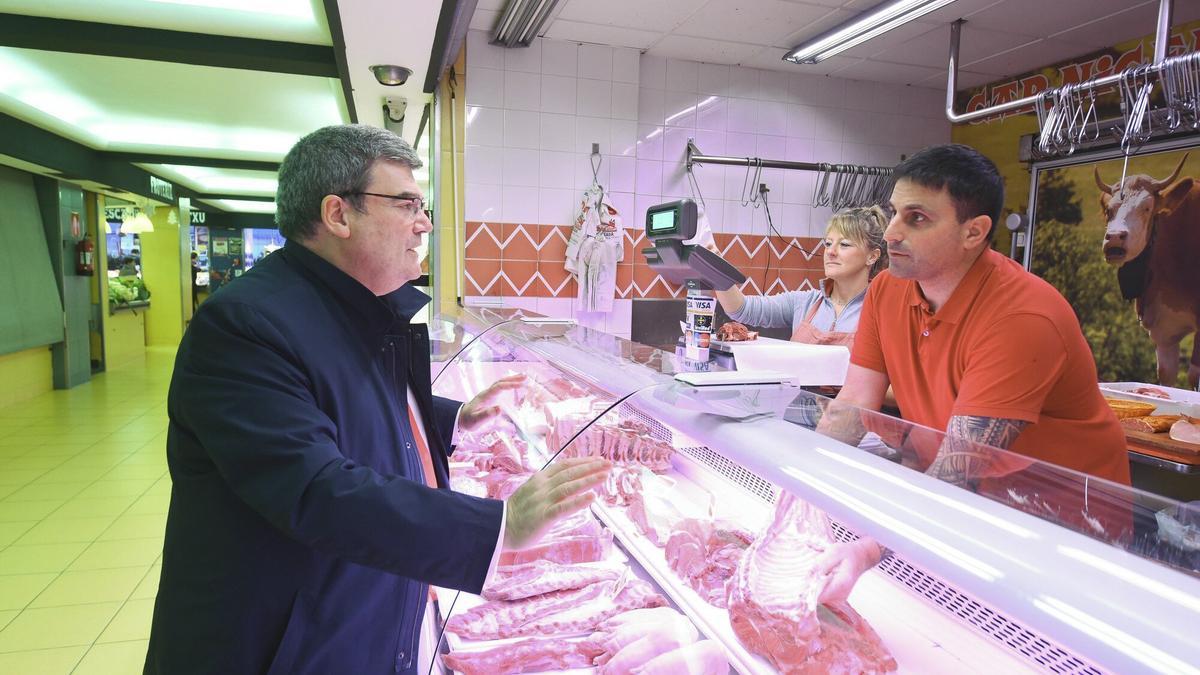 Al alcalde de Bilbao le gusta comprar en los comercios del barrio porque además se encuentra con los vecinos y hace barrio.