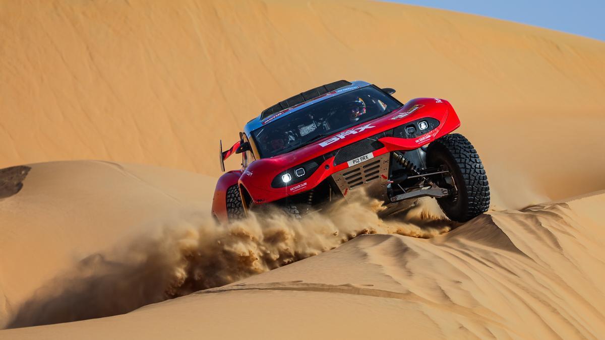 Loeb conduce su coche en el Dakar.