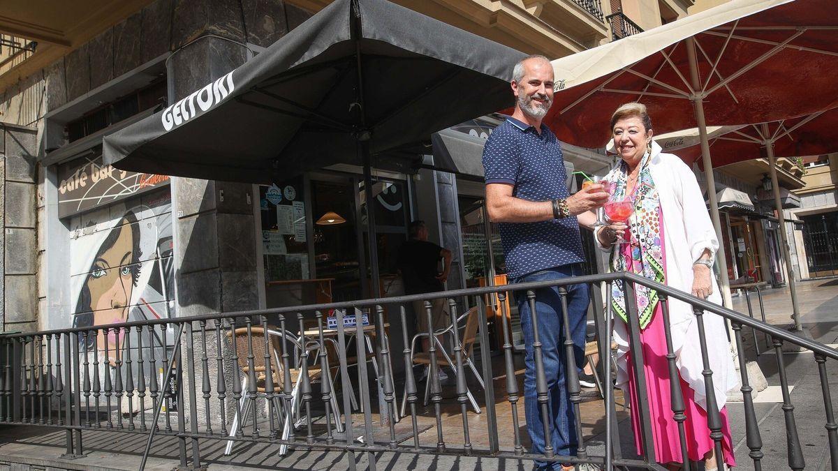 David yJosune frente al bar Geltoki