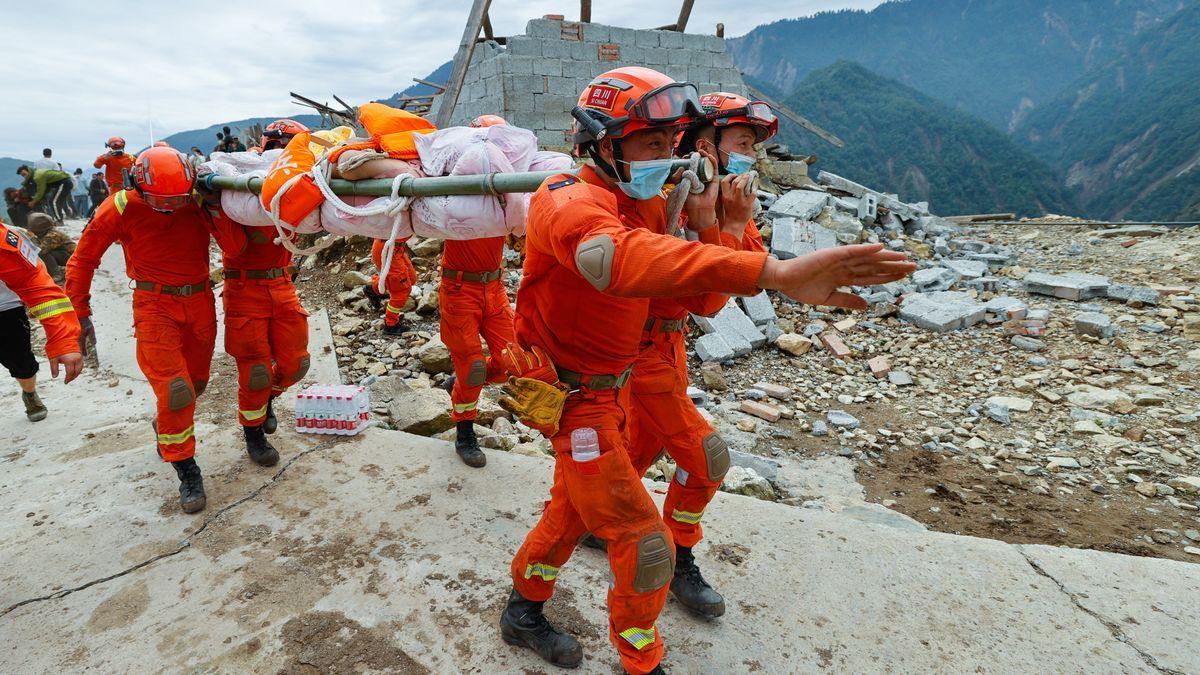 Equipos de rescate actuando tras un terremoto en China (archivo).
