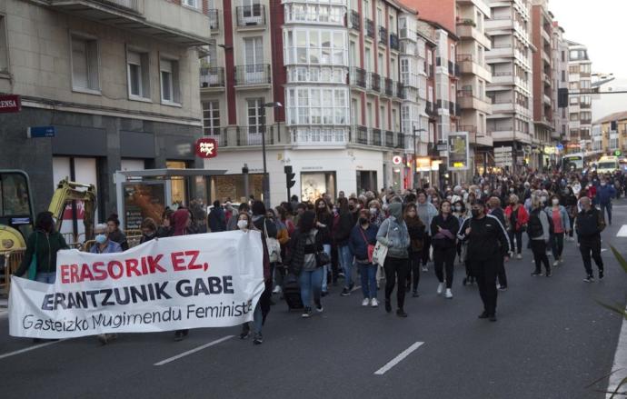 Manifestación de repulsa contra el asesinato de Erika, la joven asesinada en Sansomendi por su expareja en un domicilio de la calle Antonio Machado de Vitoria.