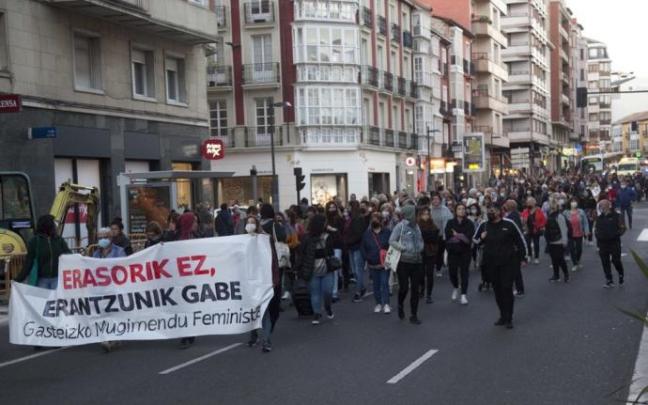 Manifestación de repulsa contra el asesinato de Erika, la joven asesinada en Sansomendi por su expareja en un domicilio de la calle Antonio Machado de Vitoria.