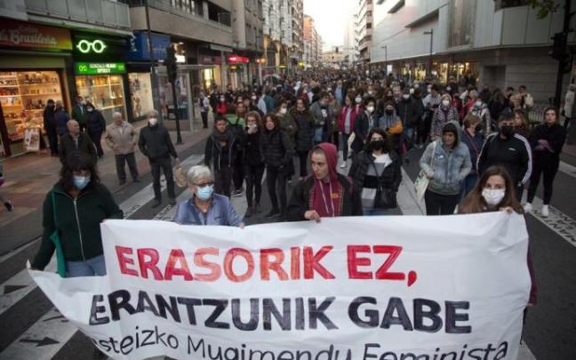 Manifestación de repulsa contra el asesinato de Erika Tavares, asesinada en Sansomendi por su ex pareja en un domicilio de la calle Antonio Machado