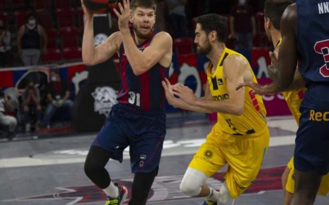 Giedraitis trata de superar la defensa de Joan Sastre en el duelo disputado entre el Bitci Baskonia y el Lenovo Tenerife en el Buesa Arena