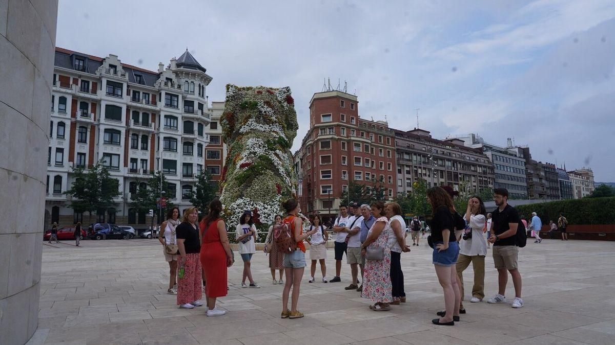 Varios turistas visitan el entorno del museo Guggenheim