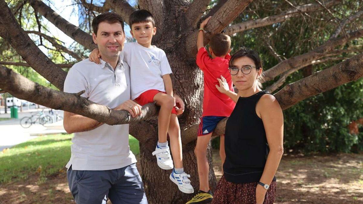 Pablo y Beatriz, con su hijo biológico Martín y su hijo de acogida.