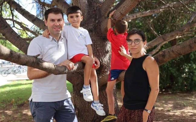Pablo y Beatriz, con su hijo biológico Martín y su hijo de acogida. Pablo y Beatriz, con su hijo biológico Martín y su hijo de acogida.
