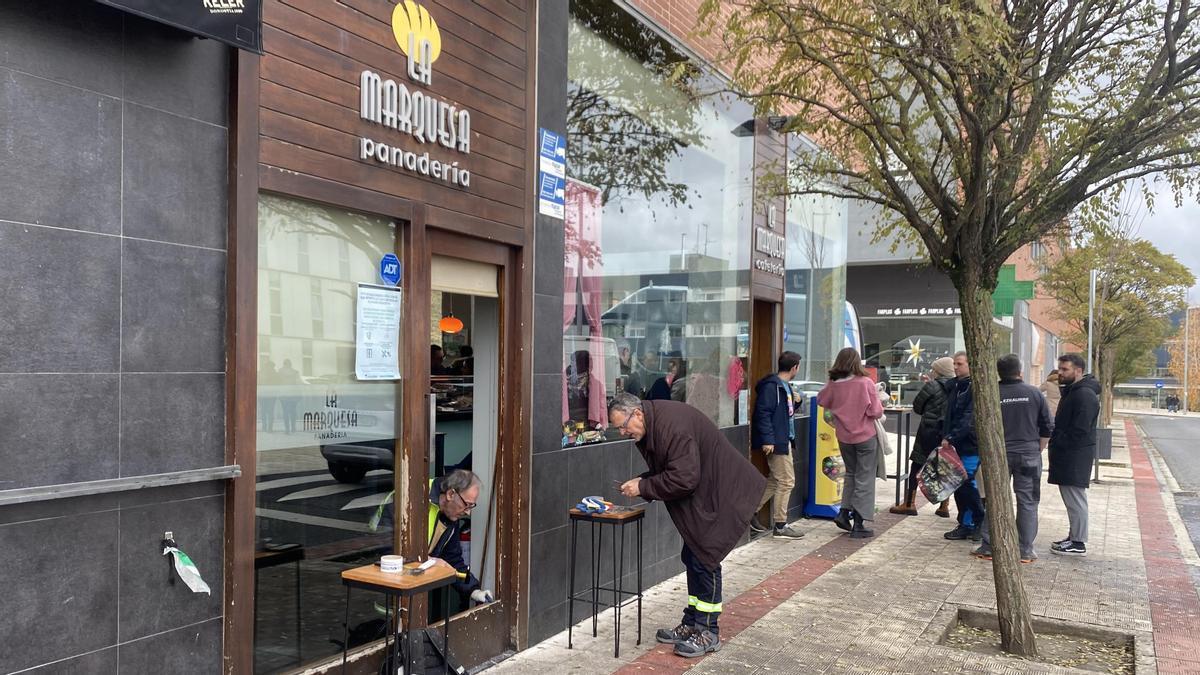 Operarios reparan la puerta violentada por los ladrones.