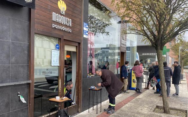 Operarios reparan la puerta violentada por los ladrones. Operarios reparan la puerta violentada por los ladrones.
