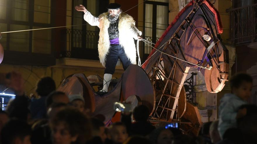 Revive la kalejira del Olentzero y Mari Domingi