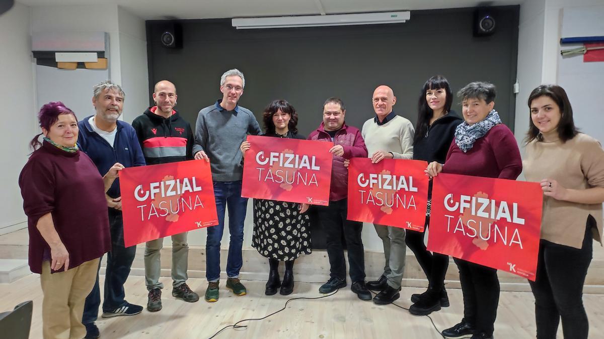 Representantes de organismos sociales que integran Kontseilua, con su presidenta