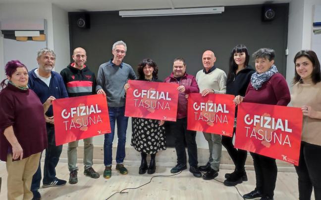 Representantes de organismos sociales que integran Kontseilua, con su presidenta