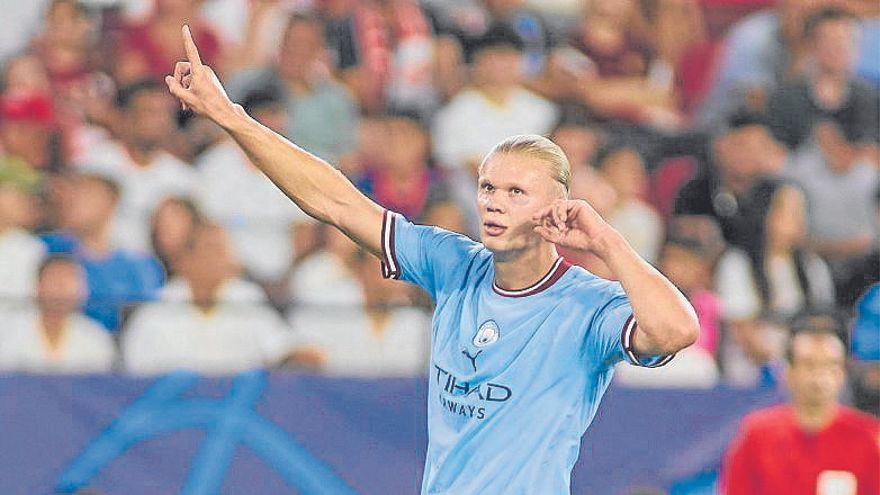 Haaland celebra uno de sus dos goles en Sevilla. | FOTO: EFE