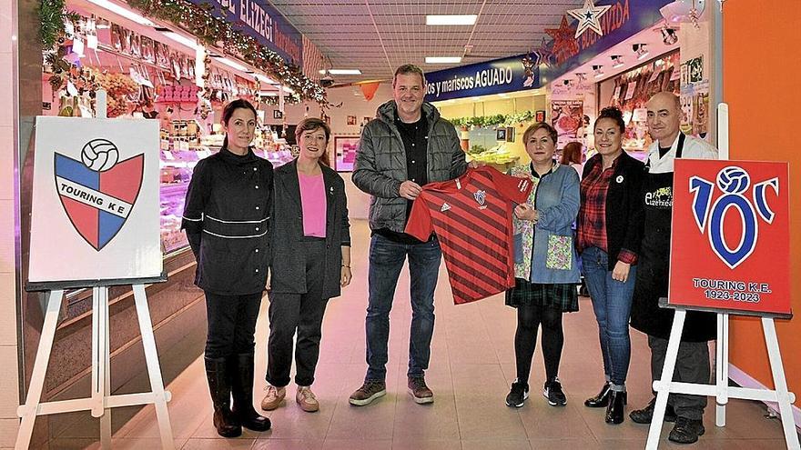 Representantes de Merkatua, del Ayuntamiento y del Touring en la presentación de la camiseta. | FOTO: N.G.