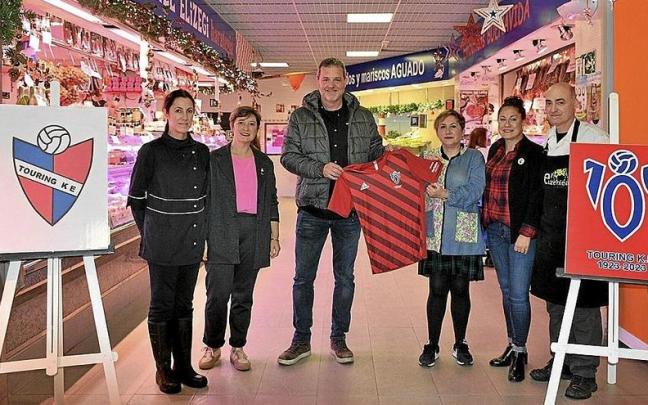 Representantes de Merkatua, del Ayuntamiento y del Touring en la presentaci&oacute;n de la camiseta. | FOTO: N.G.