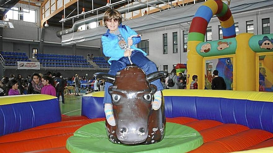 Menores de Amurrio disfrutan del PIN en el polideportivo Bañueta.