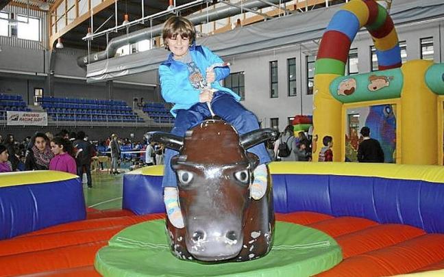 Menores de Amurrio disfrutan del PIN en el polideportivo Bañueta. Menores de Amurrio disfrutan del PIN en el polideportivo Bañueta.