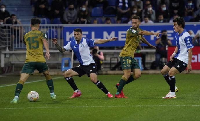 Álex Moreno intenta superar a Ximo Navarro durante la disputa del último Alavés-Betis.