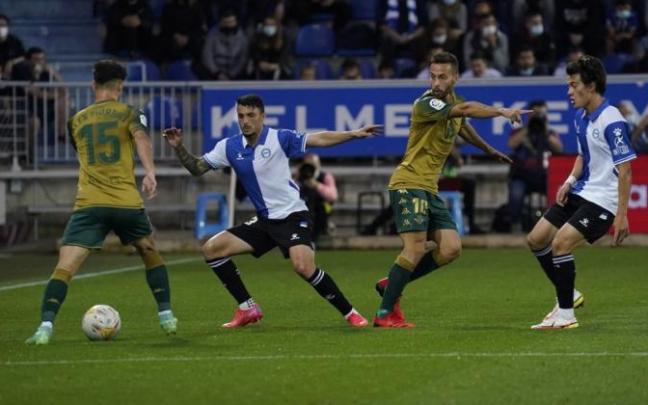 Álex Moreno intenta superar a Ximo Navarro durante la disputa del último Alavés-Betis.