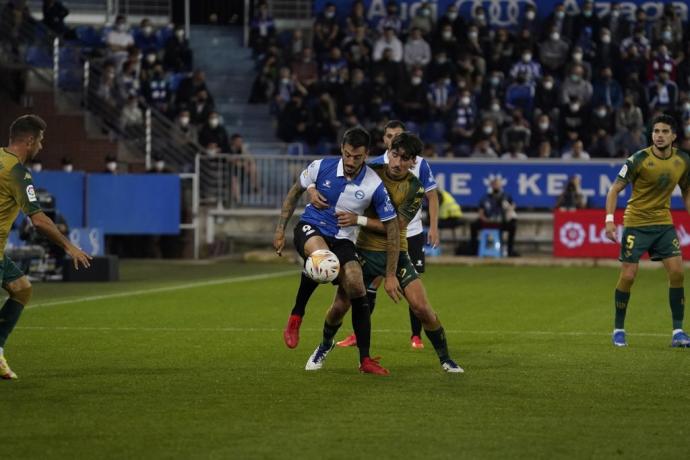 Joselu disputa un balón con Héctor Bellerín durante el choque entre el Alavés y el Real Betis.