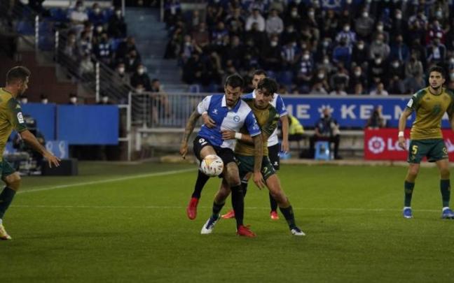 Joselu disputa un balón con Héctor Bellerín durante el choque entre el Alavés y el Real Betis.