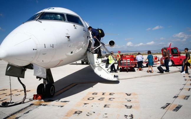 Pasajeros a punto de embarcar en el primer vuelo Pamplona-Barcelona desde el restablecimiento de la ruta. Pasajeros a punto de embarcar en el primer vuelo Pamplona-Barcelona desde el restablecimiento de la ruta.