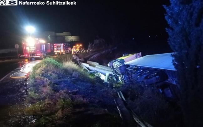 Imagen del cami&oacute;n volcado en la NA-134