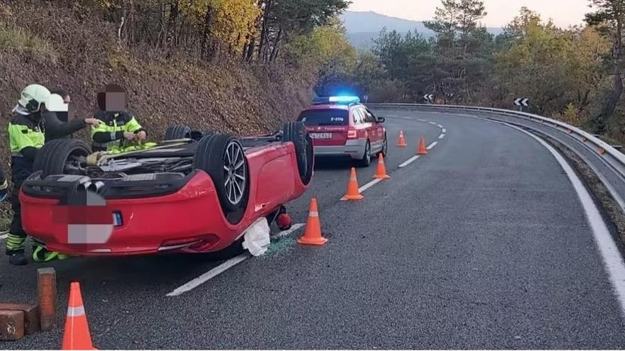 Los bomberos, junto al Porsche accidentado