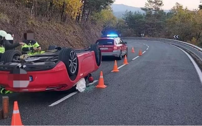 Los bomberos, junto al Porsche accidentado