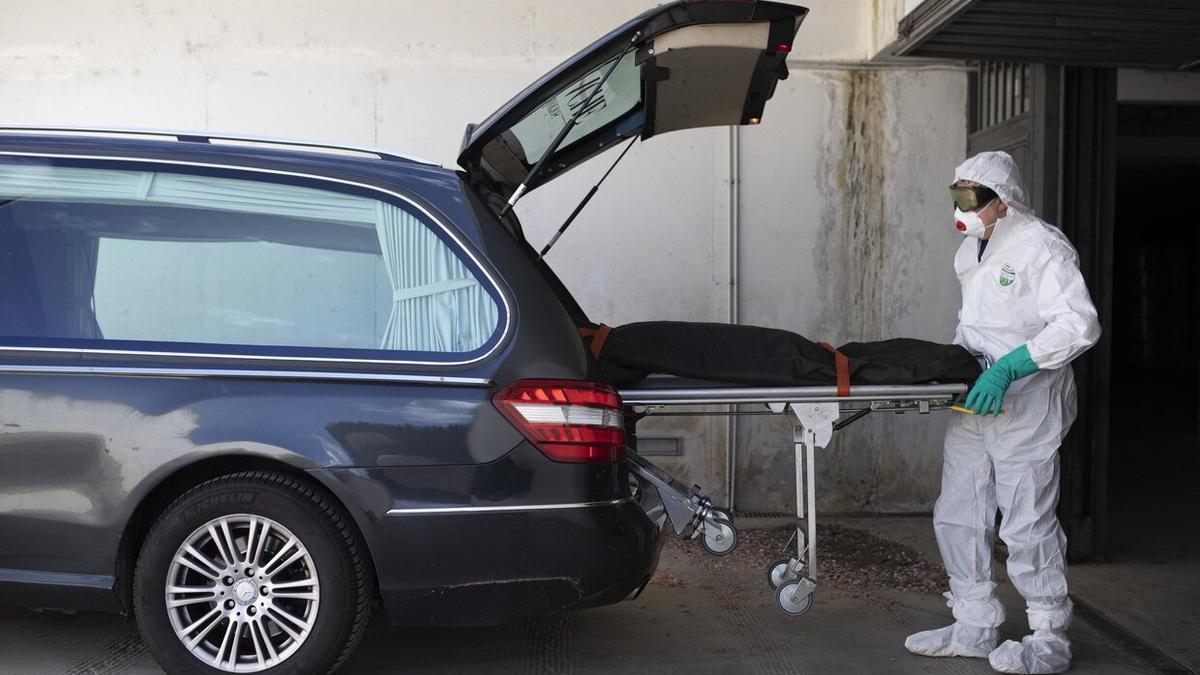 Un trabajador de un tanatorio, durante la primera ola de la pandemia.