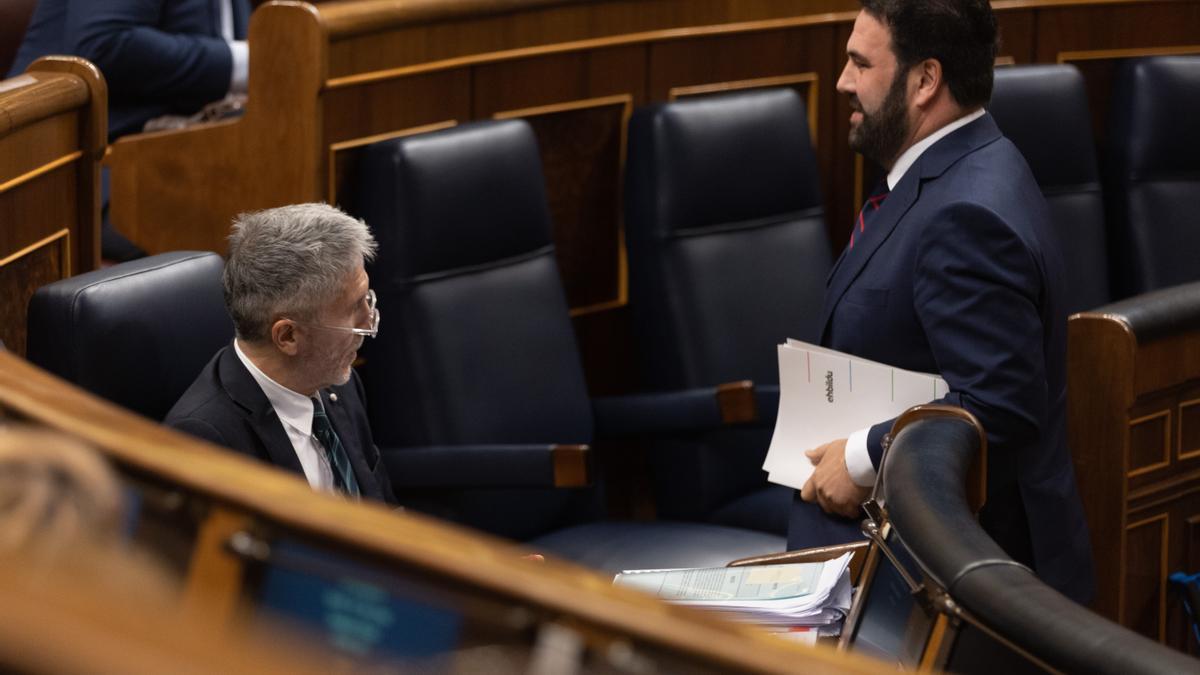 El ministro del Interior, Fernando Grande-Marlaska y el diputado por el partido EH Bildu, Jon Iñarritu.