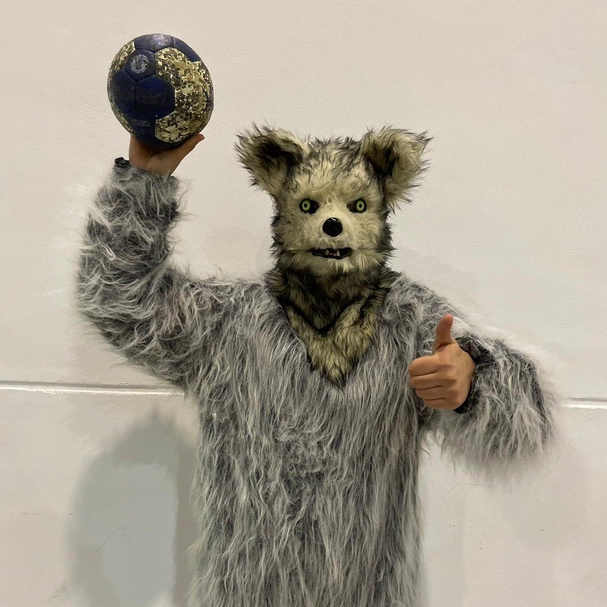 La aterradora mascota del Balonmano Oviedo.