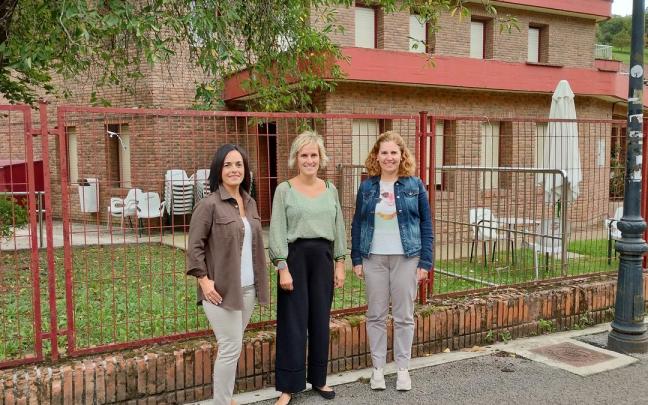 Irune Galarraga, Maite Aguirre y Esther Ortiz de Zarate, del grupo municipal del PNV en Bergara