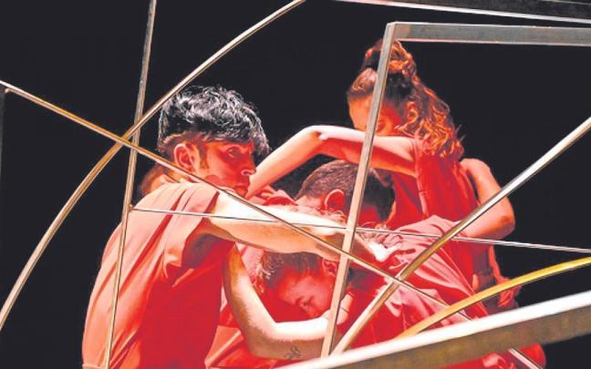 Mikel del Valle, con algunos bailarines m&aacute;s en el Arriaga.