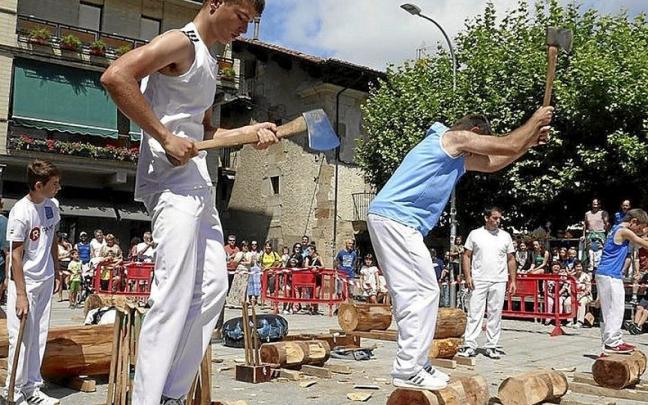 Aizkolaris de la escuela ayer al mediodía en la exhibición.