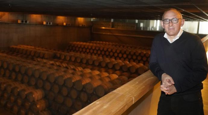 Ramiro González en una bodega.