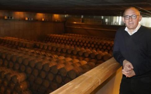 Ramiro González en una bodega.