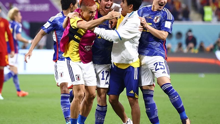 Take Kubo, con ch&aacute;ndal, celebra la victoria de Jap&oacute;n ante Espa&ntilde;a.