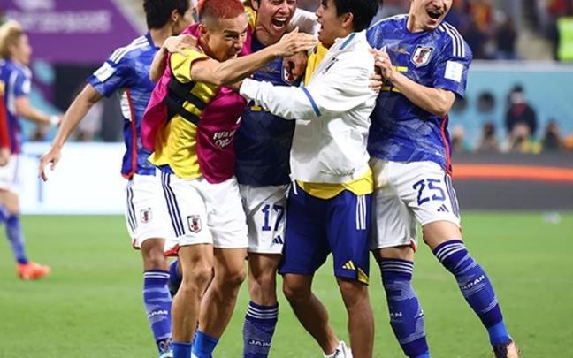 Take Kubo, con ch&aacute;ndal, celebra la victoria de Jap&oacute;n ante Espa&ntilde;a.