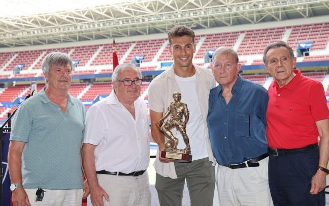Lucas Torr&oacute; recibe el Trofeo Veteran&iacute;a junto a (de izda a dcha) Francisco Javier Bayona, Luis Sabalza, Lucrecio Luquin y &Aacute;ngel L&oacute;pez.