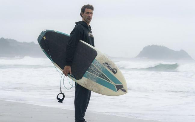 Ibon Oregi posa con una tabla de surf en la playa de Zaratuz, al fondo el ratón de Getaria. Ibon Oregi posa con una tabla de surf en la playa de Zaratuz, al fondo el ratón de Getaria.
