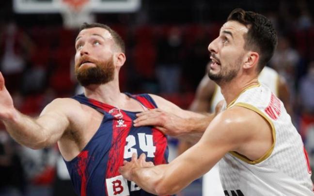 Costello, sujetado por Westermann en el duelo contra el Mónaco de la presente Euroliga