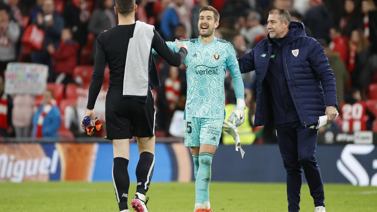 Los guardametas del Athletic Club, Unai Simón (i) y de Osasuna, Aitor, a la finalización del encuentro