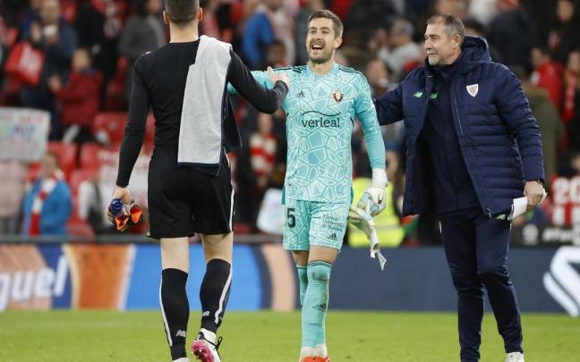Los guardametas del Athletic Club, Unai Simón (i) y de Osasuna, Aitor, a la finalización del encuentro Los guardametas del Athletic Club, Unai Simón (i) y de Osasuna, Aitor, a la finalización del encuentro