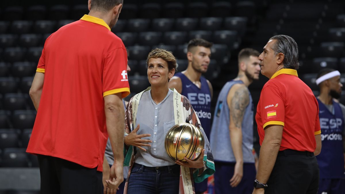 Chivite, con Scariolo, en su visita al Navarra Arena