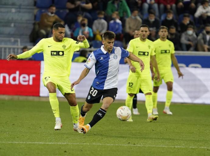 Pere Pons controla el balón en el partido de ida ante el Elche