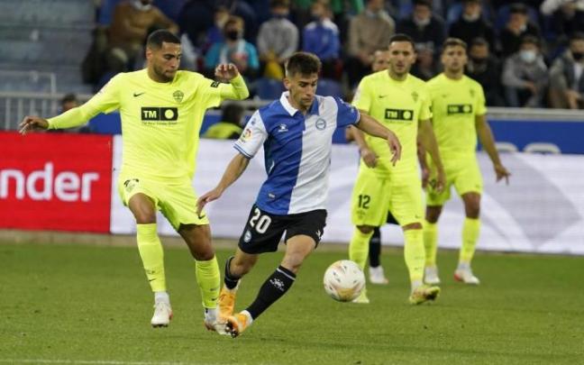 Pere Pons controla el balón en el partido de ida ante el Elche Pere Pons controla el balón en el partido de ida ante el Elche