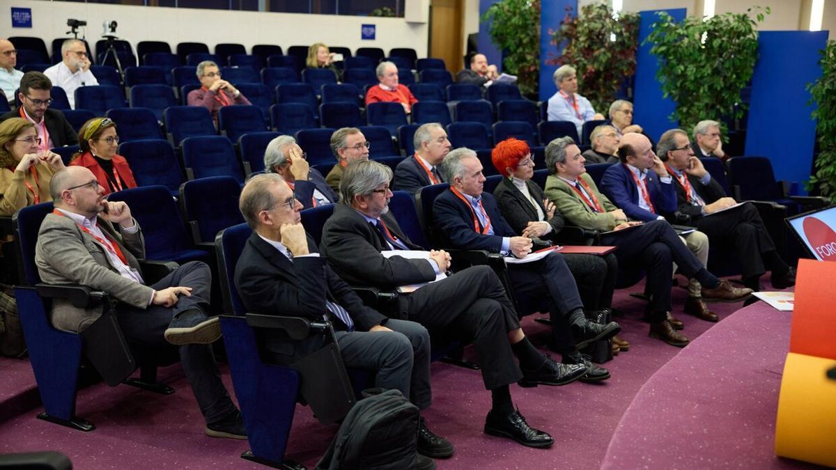 Asistentes al II Foro 'Hacia un sistema de salud dirigido por los profesionales', que organizó ayer el Colegio de Médicos de Navarra.