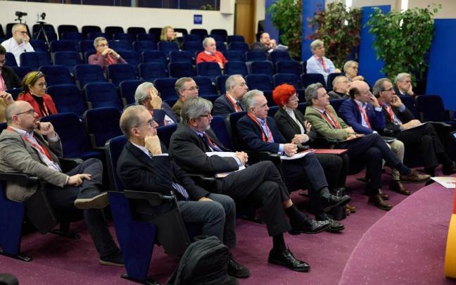 Asistentes al II Foro 'Hacia un sistema de salud dirigido por los profesionales', que organizó ayer el Colegio de Médicos de Navarra. Asistentes al II Foro 'Hacia un sistema de salud dirigido por los profesionales', que organizó ayer el Colegio de Médicos de Navarra.