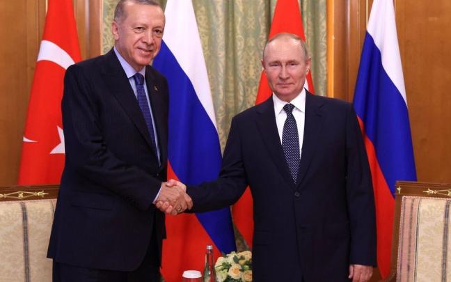 Recep Tayyip Erdogan y Vladimir Putin se saludan al inicio de su encuentro. Recep Tayyip Erdogan y Vladimir Putin se saludan al inicio de su encuentro.